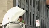 国外恶搞：按厕所开关,弹出一名男子