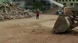 居民楼倒塌掀起沙土，洒水车喷水降尘