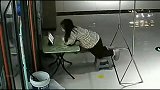 搞笑视频有板凳不好好坐着非要跪着看电视，结果尴尬了吧