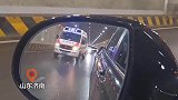玉函路隧道100多辆私家车为救护车让行
