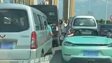 高速堵车时，五菱男子竟能搭上保时捷车美女，我到底输在哪里