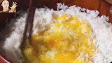 往大米加2个鸡蛋做美食，不蒸不煮，吃一次就忘不了！