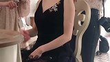 化妆师你这是要干嘛！轻点呀！心疼女神