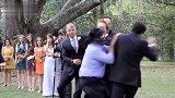 WWE-17年-婚礼现场女子的WWE摔跤手前男友来砸场 新郎使用铁椅攻击将其打跑-专题
