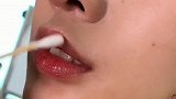 小姐姐真有个性，棉签涂口红你见过吗，效果简直不要太惊艳！