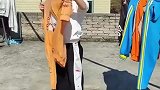 父母离世，孩子从小跟着叔叔婶婶生活