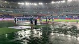 现场-苏州雨势减弱 球童急救人员进场为开球做准备