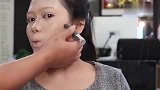 女子脸涂上厚厚的粉底，瞬间黄脸婆变身女神，堪比整容