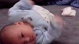 45天的小宝宝在练习翻身，妈妈全程都在帮宝宝加油，太搞笑了！