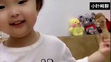 暖宝吃东西，看她开心的笑脸太可爱了，萌萌哒