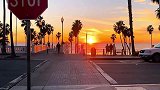 想就这样牵你的手，漫步在海边和夕阳下.