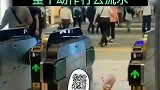 小智踩着小皮球过安检，大家都想知道你要去哪里小猪