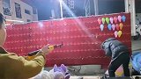 小伙夜市打气球快狠准