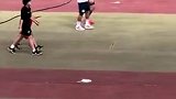 河南队赛后有球迷对王国明不满 后者招手示意他下来