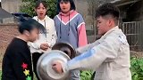年轻人不讲武德，用锅盖耍美女玩，太搞笑了