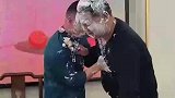 俩男子在生日宴会上，相互涂抹蛋糕