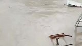 突降暴雨，水上市场被洪水袭击，一位红衣男士奋不顾身救人！