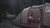 林中露营 下起了大雨 雨中帐篷烹饪美食