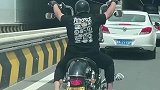 监控大哥骑的摩托车，总感觉哪里有点不对劲！