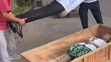 一对蜡像夫妻！就是这放蜡像的盒子有点不吉利吧