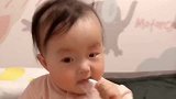 小宝宝想要吃东西，无奈被妈妈抢走了，接下来宝宝的表情好逗啊！