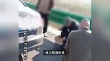 一车人高速应急车道摆桌喝茶，还拍视频炫耀？西安高速交警：安排