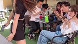 旁边的小姐姐也太无辜了吧