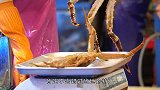 韩国大厨切“海怪”，一刀下去竟流出米线？简直太恐怖了