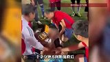 57岁男子踢球，突发心脏骤停！医院足球队队员们冲了上去