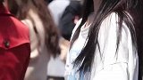 杭州街拍小姐姐不仅身材好，笑起来的样子更可爱，让我心动了！