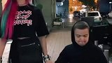 面对嘲笑，最好的反击，就是找个女朋友！