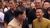 阿里巴巴创始人马云，到现在出席场合穿的是短袖，但是他身价有上