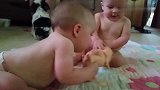 双胞胎小宝宝抢玩具娃娃，弟弟怎么也抢不过，气的奔溃大哭