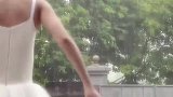 女生在雨中起舞，整个人好像都在闪闪发光