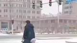 大爷冰雪路面秀车技