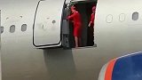 飞机要起飞时，空姐这样关舱门让我大开眼界了！