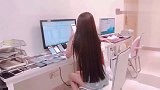 难怪人家有钱，看看桌子上这设备，美女真是厉害了！