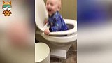 爸爸半夜听见厕所传出动静，推开门看到这一幕，瞬间快笑岔气了