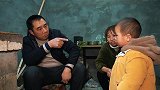 包立春一边烧火一边逗小孩，桃子姐蒸一锅圆子粑粑，满满的年味