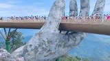手掌中行走的游人越南