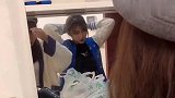 姑娘照镜子的方式真独特，这样站着不累吗？