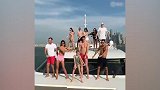 好嗨哦！莱万 什琴斯尼带家人游艇秀舞姿