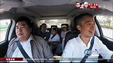 小青年没坐过跑车，第一次关门显得格外生疏