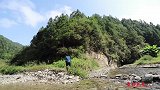 隐居深山自建丛林屋的青儿，准备亲手铺起最原生态、最美的竹地板
