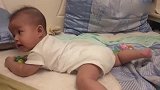 三个月宝宝第一次翻身成功，萌萌哒的样子真可爱啊