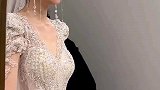 一对情侣婚纱店试穿婚纱，男生疑惑脸