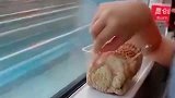 高铁上，前排小女孩正在享受她的零食，我给她来了个沉重的打击
