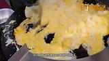 美女街头卖10年蛋炒饭，20元一份抢着买，游客吃完还得买一份
