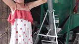 女孩尝试拔牙，拔牙成功就奖励300