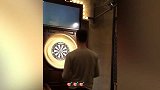 英超-1617赛季-门神手上活儿就是溜！库尔图瓦玩飞镖连中靶心-专题